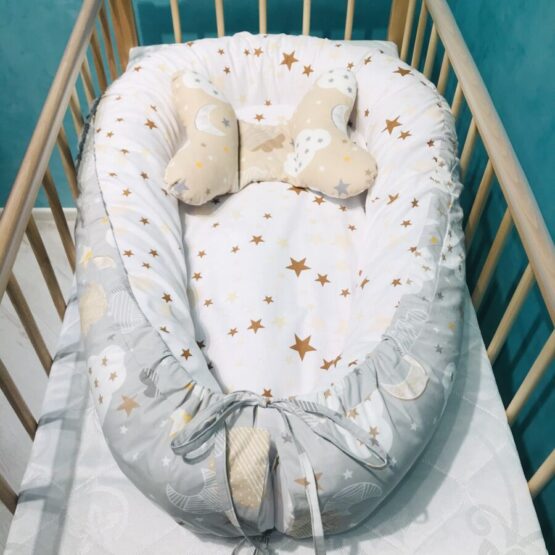 Cuib pentru bebelusi Babynest Steluțe bej pe alb ES