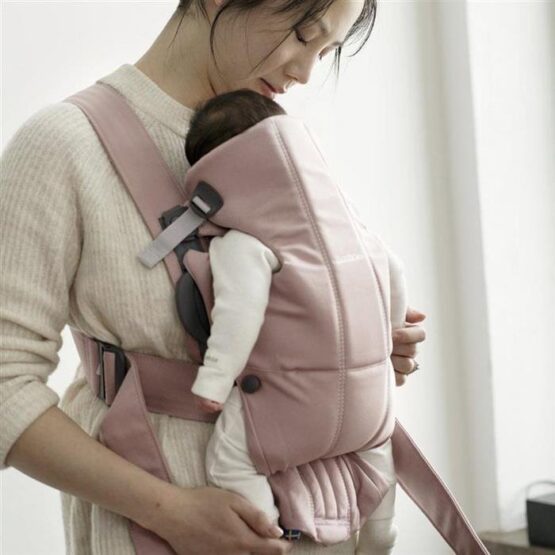 Marsupiu anatomic BabyBjorn Mini Dusty Pink cu pozitii multiple de purtare, bumbac