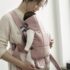 Marsupiu anatomic BabyBjorn Mini Dusty Pink cu pozitii multiple de purtare, bumbac