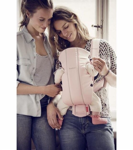 Marsupiu anatomic BabyBjorn Mini Dusty Pink cu pozitii multiple de purtare, bumbac