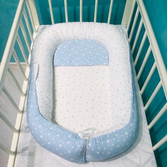 Cuib pentru bebelusi Babynest Steluțe alb – albastru PM