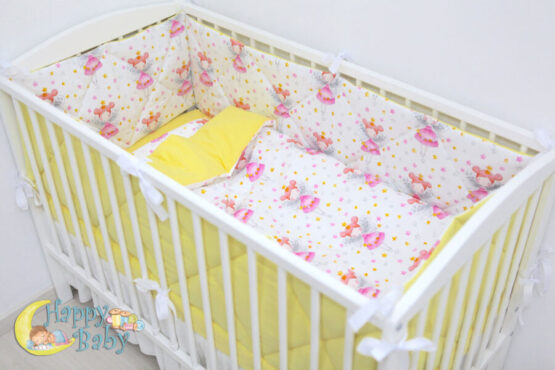 posteli v krovatku novorojdennogo