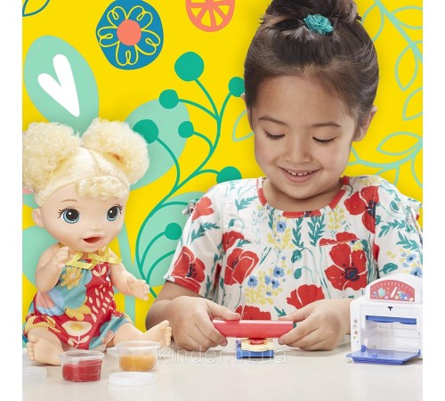 Păpușa Baby și mâncare