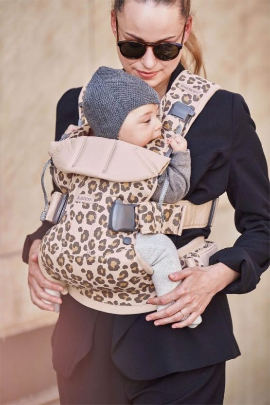 Marsupiu anatomic BabyBjorn One Beige/Leopard cu pozitii multiple de purtare, bumbac