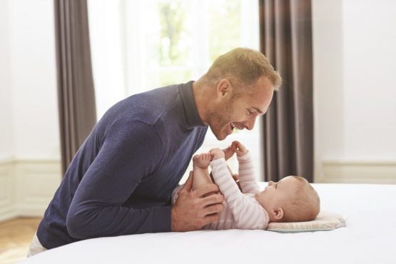 Perna ergonomica din bumbac organic Babymoov Lovenest Original Natural Care