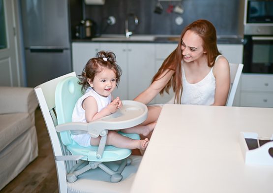 scaun de masa portabil pentru copii