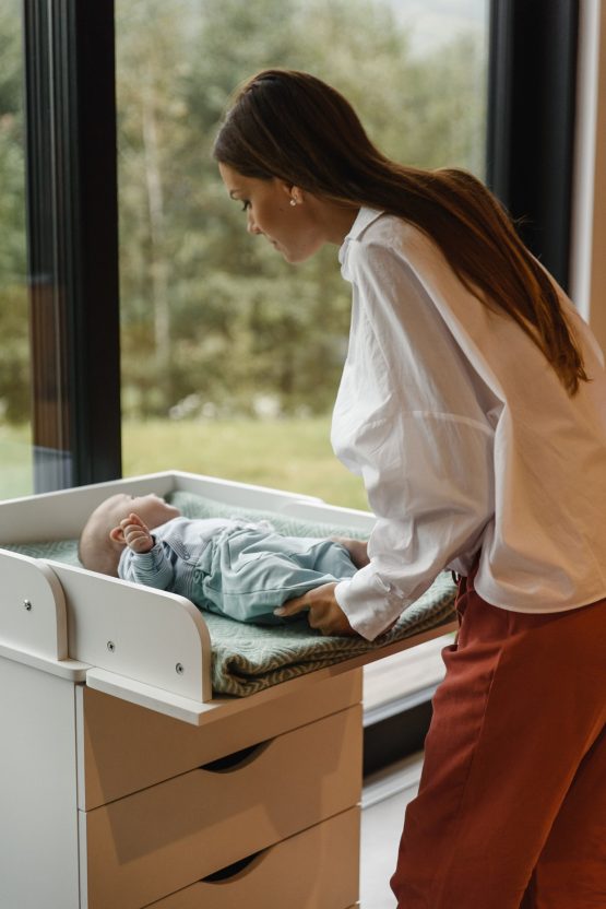 comoda de infasat pentru copii