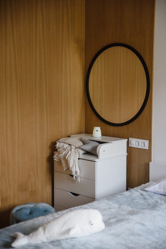 comoda de infasat pentru copii