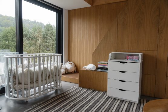 comoda de infasat pentru copii