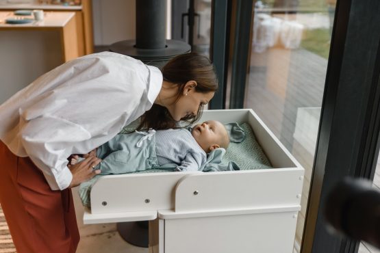 comoda de infasat pentru copii