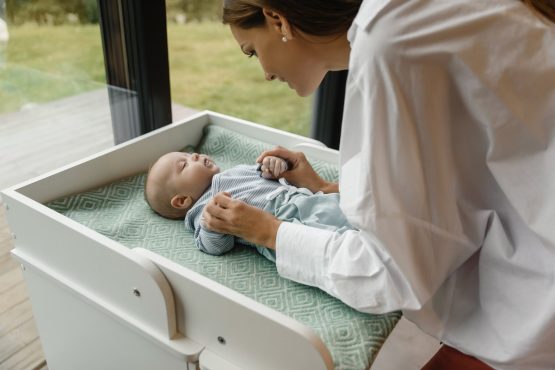 comoda de infasat pentru copii