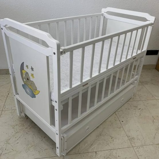 Детская кроватка Кузя Мишка Белый на маятнике с ящиком