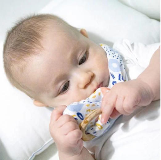 Baveta din muselina cu inel din lemn BabyJem Inele Colorate