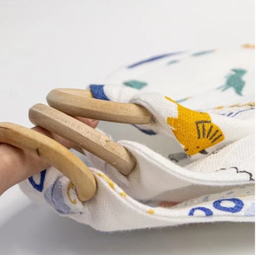 Baveta din muselina cu inel din lemn BabyJem Inele Colorate