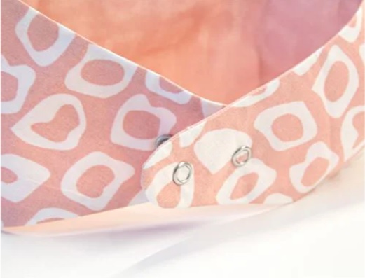 Baveta-tip-bandana-cu-jucarie-dentitie-BabyJem-Roz