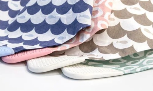 Baveta-tip-bandana-cu-jucarie-dentitie-BabyJem-Roz