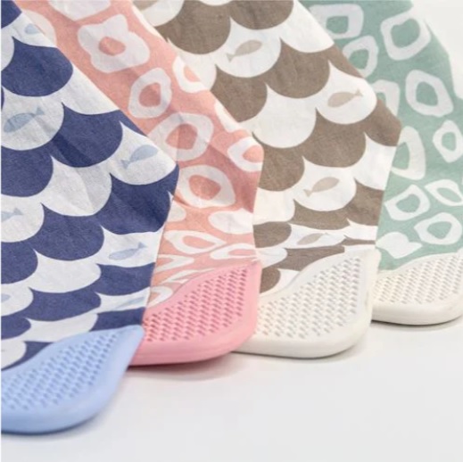 Baveta-tip-bandana-cu-jucarie-dentitie-BabyJem-Roz