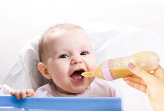 Lingurita cu rezervor pentru bebelusi BabyJem Squeeze Albastra cu capac protectie, 90 ml