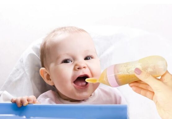 Lingurita cu rezervor pentru bebelusi BabyJem Squeeze Gri cu capac protectie, 90 ml