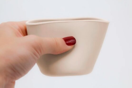 Pahar din silicon pentru diversificare BabyJem Ecru