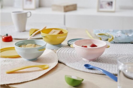 Set 3 boluri colorate pentru mancare Badabulle cu suport inclus