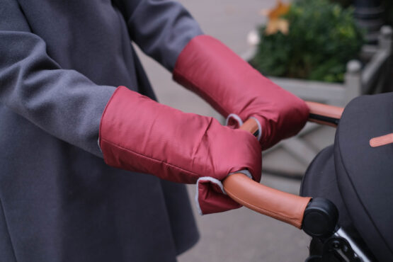 Варежки для коляски By Bagy «NEWSPAPERS» Бордовый