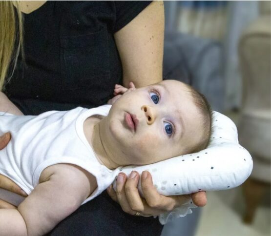 Perna pentru alaptat cu buline BabyJem Albastra