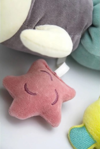 Protectie laterala multifunctionala BabyJem Omida cu jucarii din plus