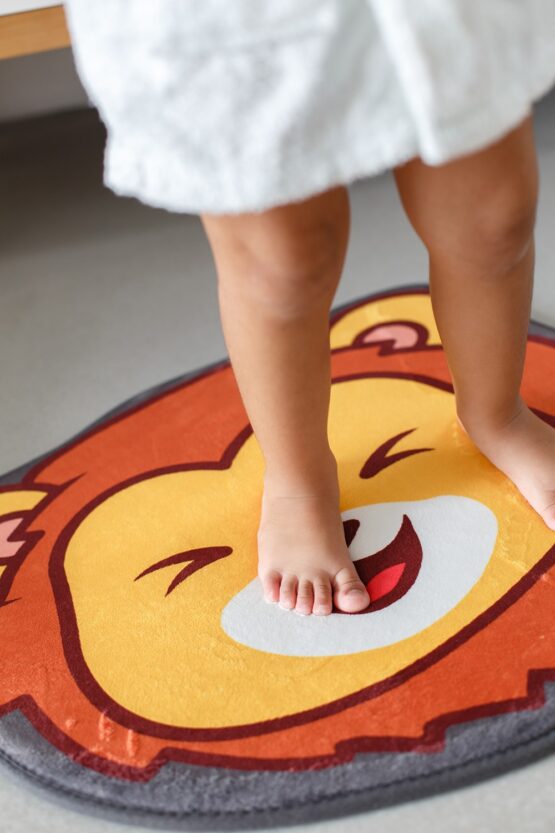 Covor de plus cu efect de memorie Roxy Kids „Leu” 50×60 cm (RBMT-004)