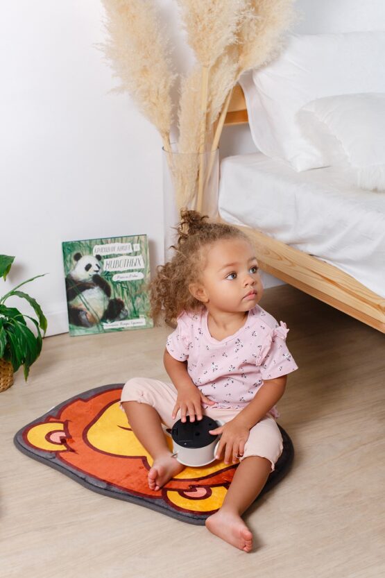 Covor de plus cu efect de memorie Roxy Kids „Leu” 50×60 cm (RBMT-004)