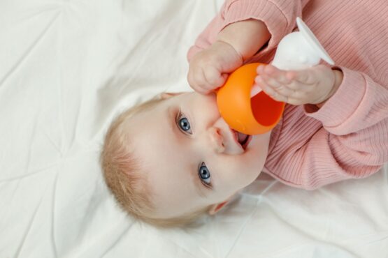 Dentitie din silicon Roxy Kids Ciuperca cu lantisor, in husa, Oranj (RST-001-O)