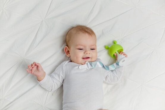 Dentitie din silicon Roxy Kids Ciuperca cu lantisor, in husa, Verde deschis (RST-001-G)