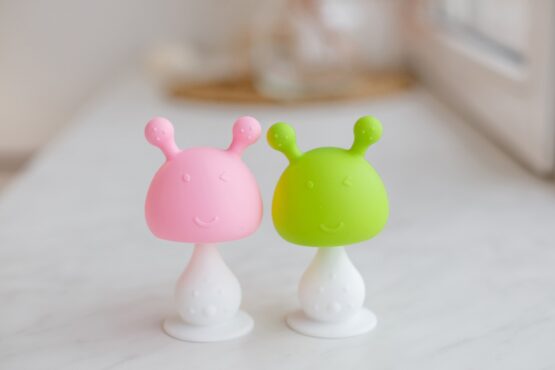 Dentitie din silicon Roxy Kids Ciuperca cu lantisor, in husa, Verde deschis (RST-001-G)